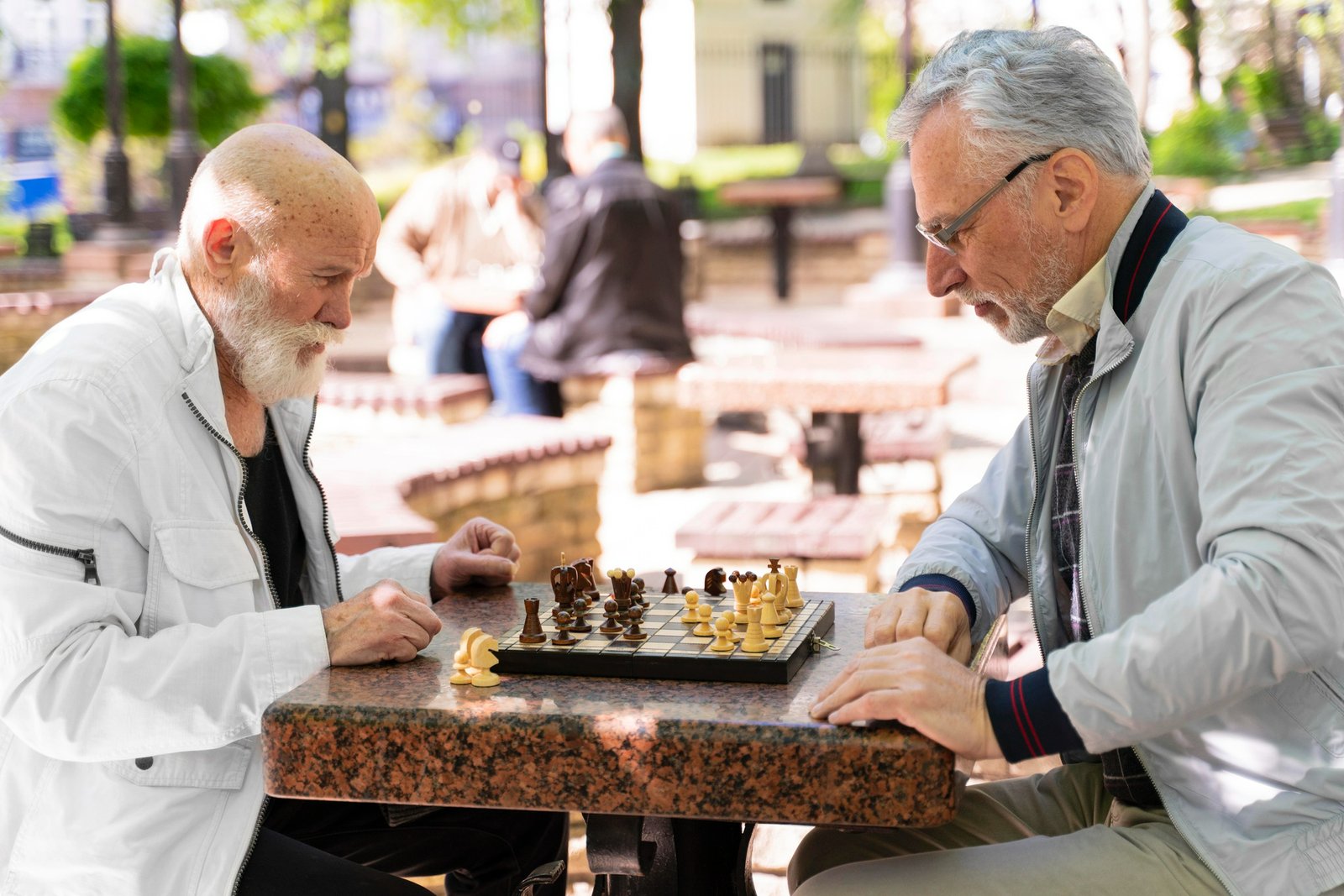 amigos-na-praca-jogando-xadrez